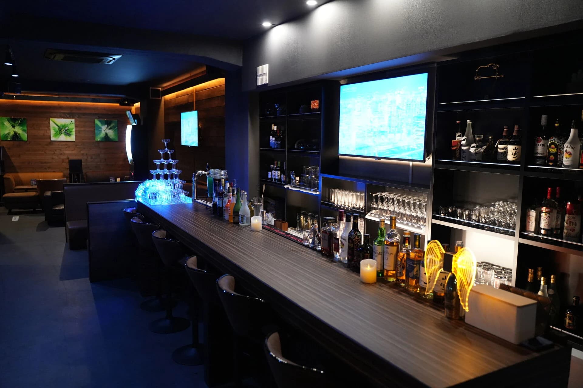 六本木の会員制バー Sperare の店内。カウンターとボトル棚